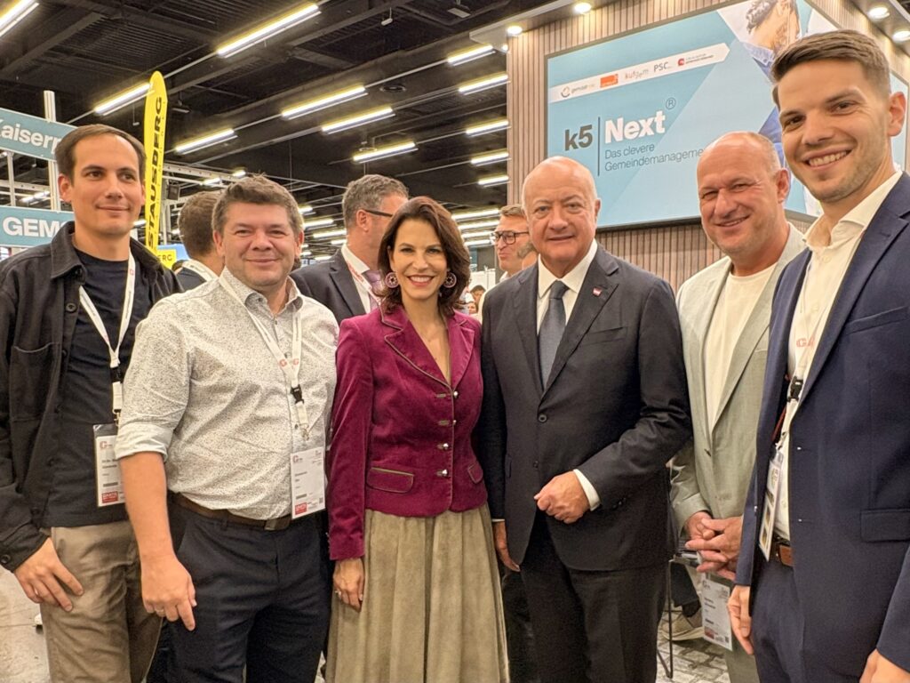 Michael Schickhofer, Maria Theresia Lantscher und weitere Personen bei der k5 Next Messe in Wien.